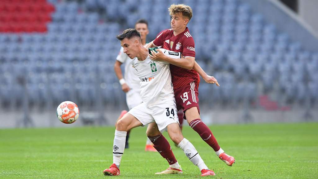 Moritz Mosandl im Zweikampf im Testspiel des FC Bayern gegen Mönchengladbach in der Allianz Arena