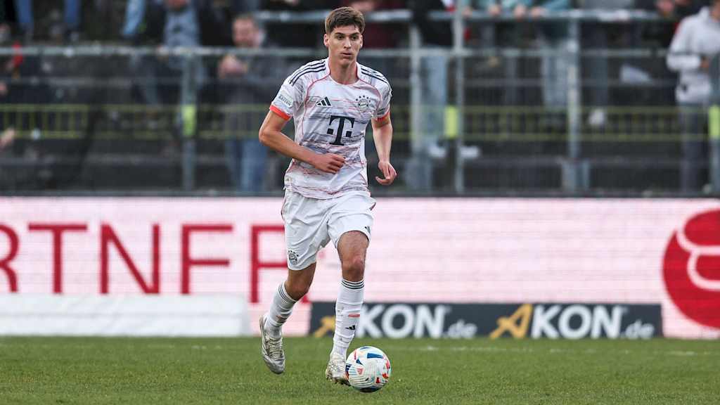 Ljubo Puljic führt den Ball am rechten Fuß.