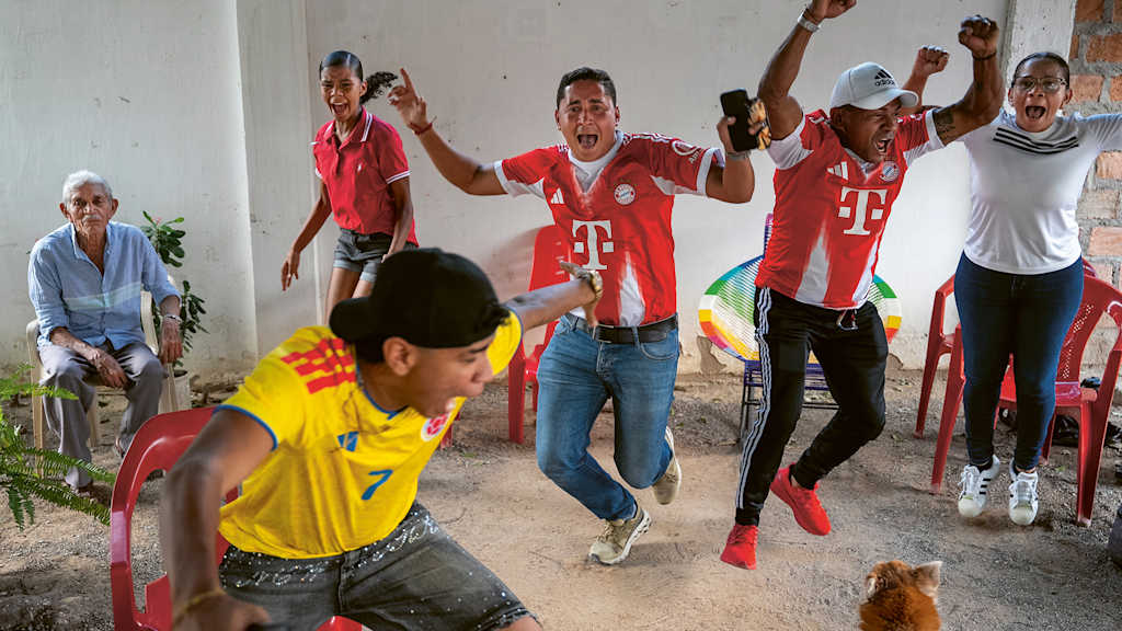 Fans in Kolumbien jubeln über ein Tor des FC Bayern