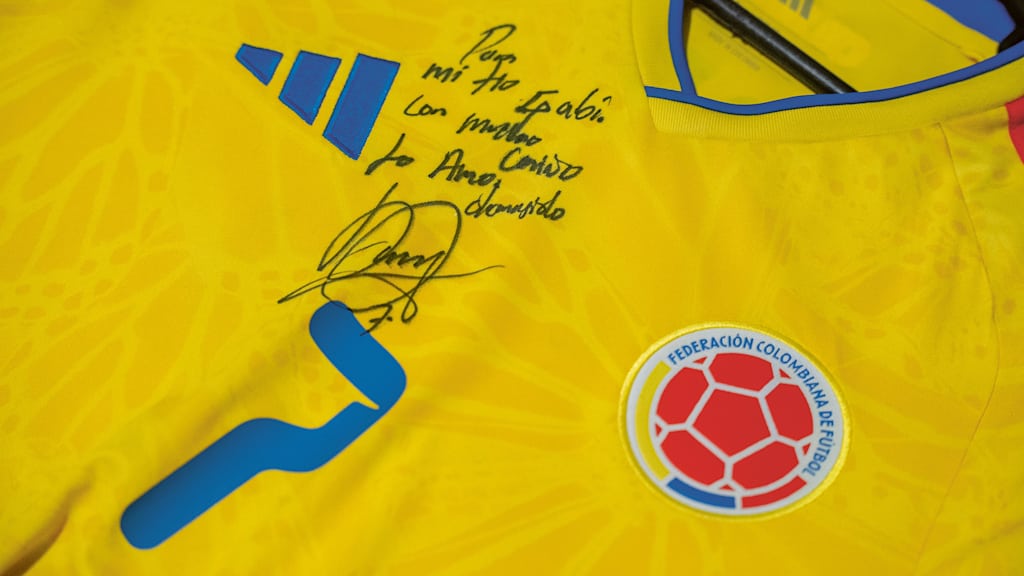 Autogramm auf einem kolumbianischen Trikot mit der Nummer sieben von Luis Diaz