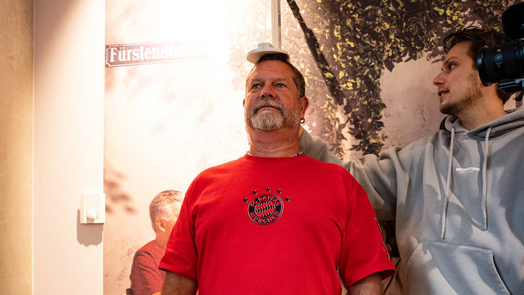 Ein Fan des FC Bayern wird beim FFIT gemessen