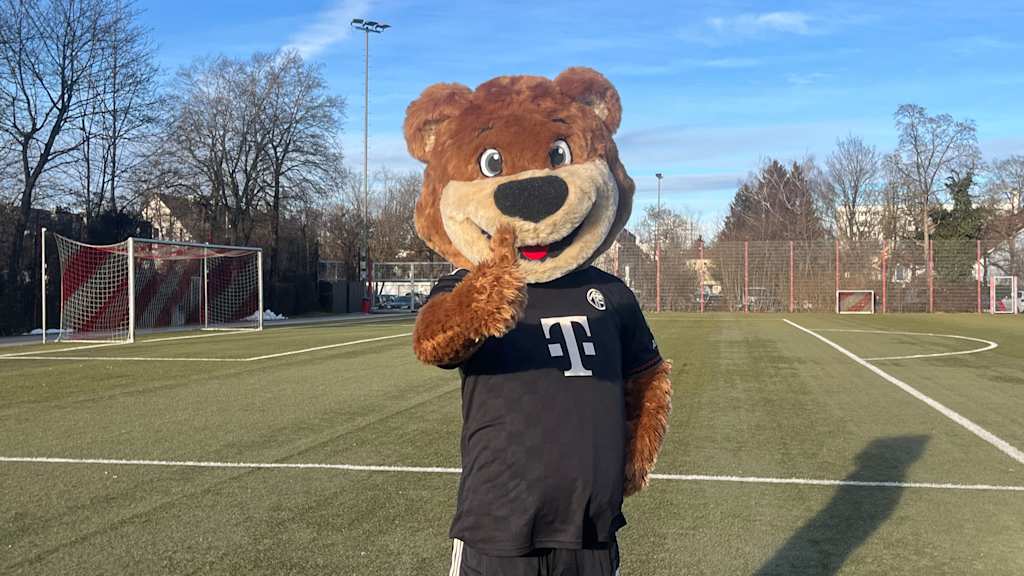 Berni steht auf dem Kunstrasenplatz und zeigt einen Daumen hoch.