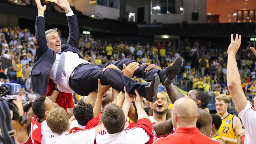 Spieler werfen Pesic in die Luft