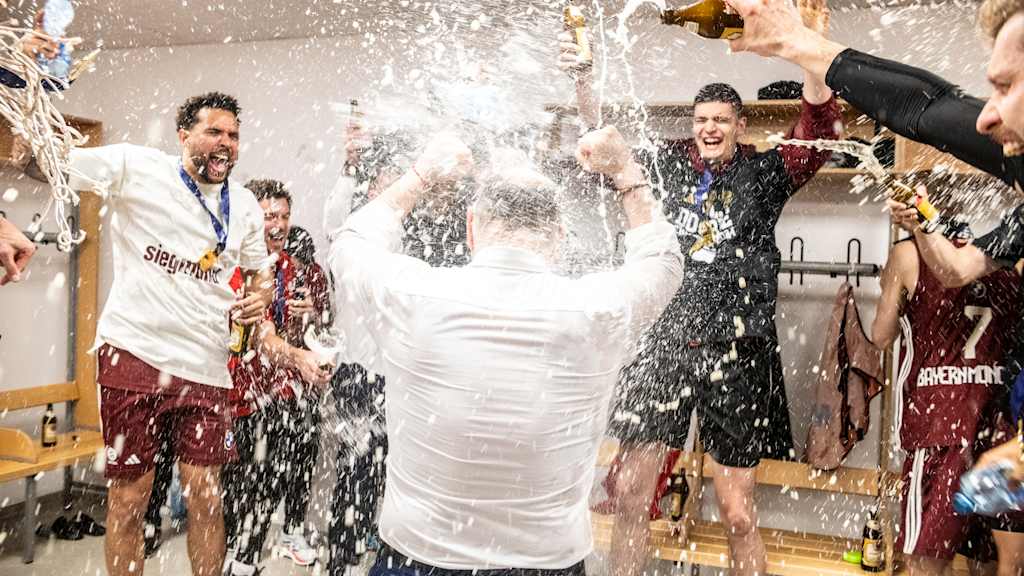Bayern-Spieler feiern in der Kabine