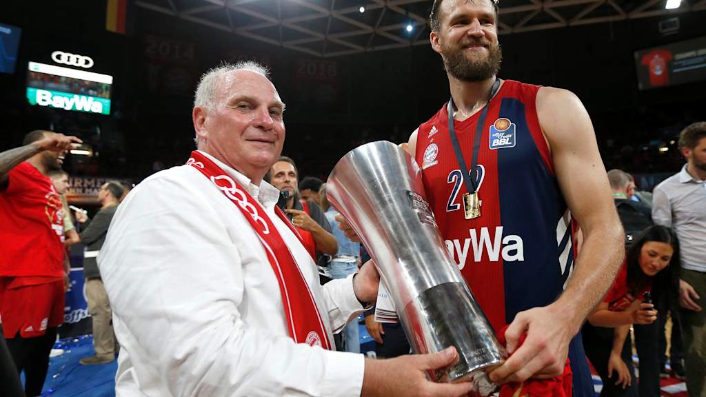 Uli Hoeneß und Danilo Barthel mit dem Pokal