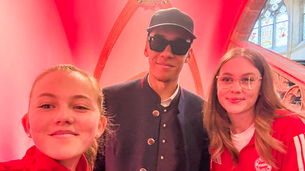 Mit dem FC Bayern TEENS CLUB auf dem Rathausbalkon bei der Meisterfeier