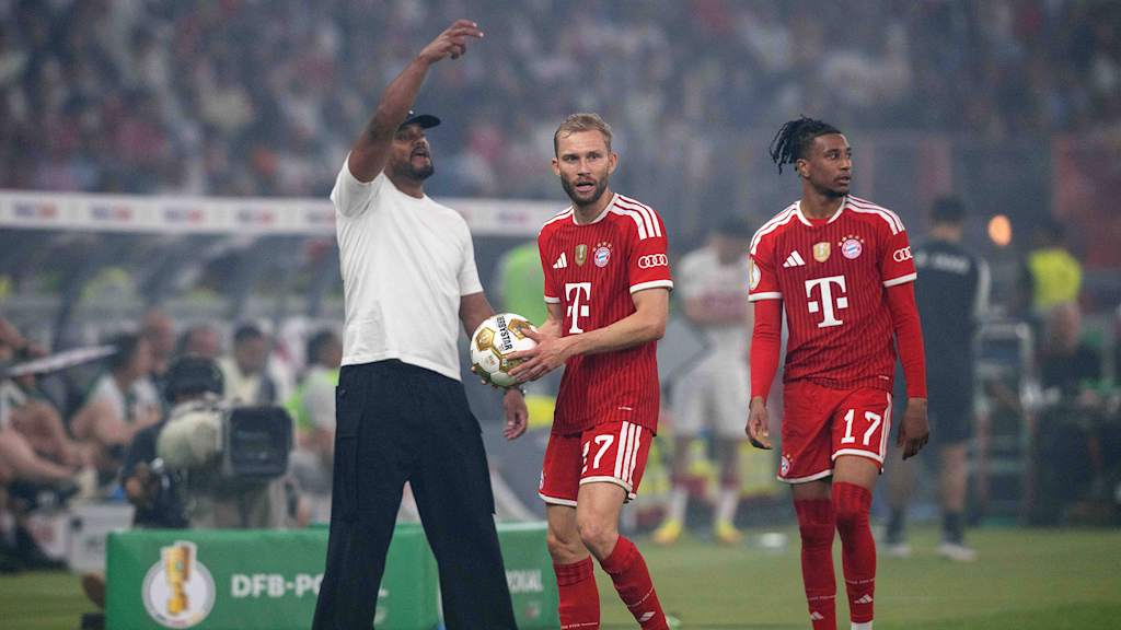 Vincent Kompany gibt Anweisungen während des DFB-Pokal-Finals zwischen dem FC Bayern und dem VfB Stuttgart.