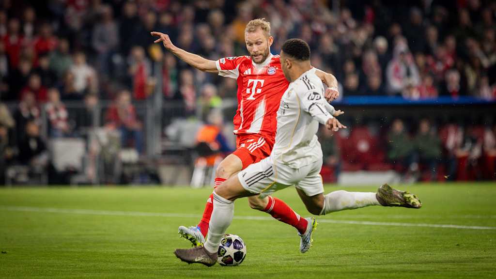 Konrad Laimer führt einen Zweikampf im Spiel des FC Bayern gegen Real Madrid.