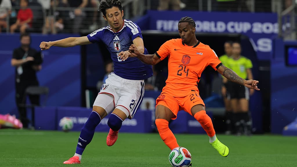 Hiroki Ito im Zweikampf mit einem niederländischen Spieler