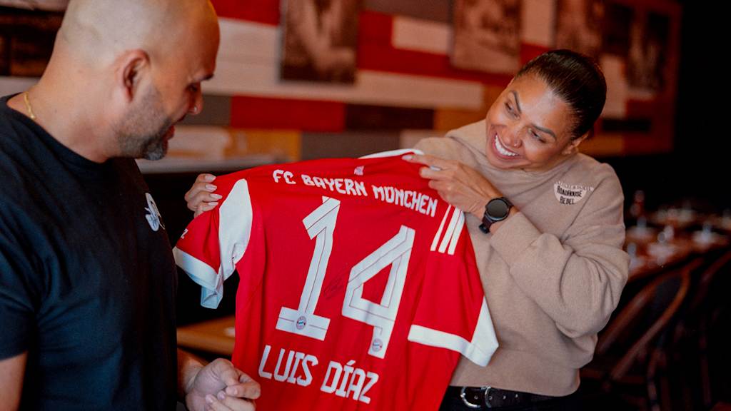 Zwei Personen halten ein Luis Diaz Trikot des FC Bayern