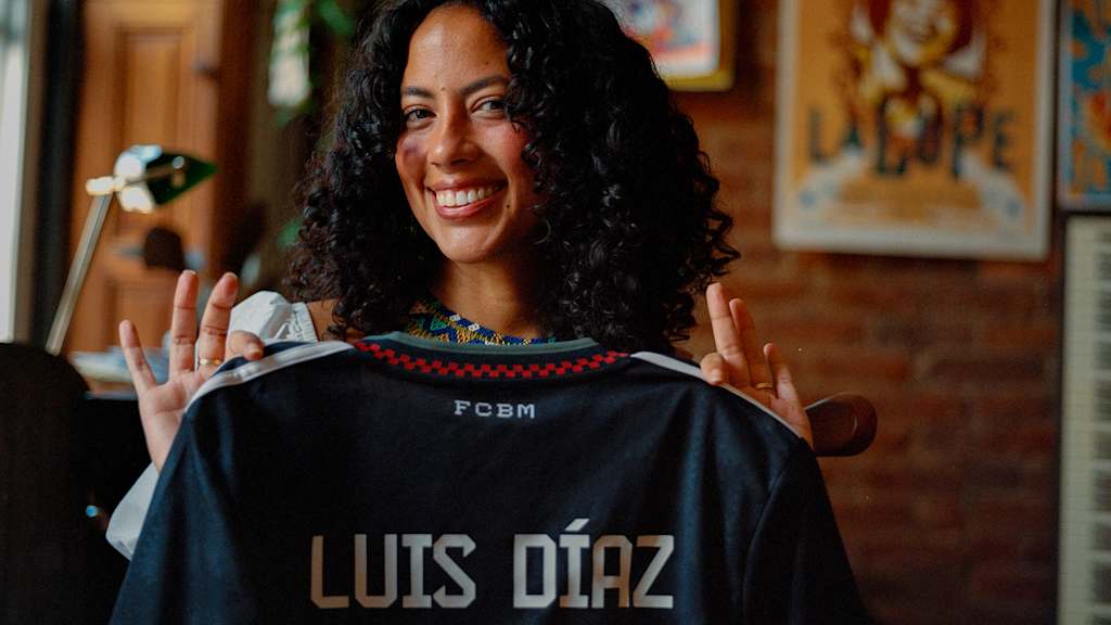 Eine Frau hält ein Luis Diaz Trikot des FC Bayern