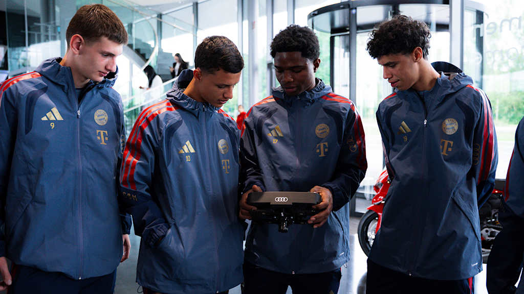Spieler des FC Bayern World Squad bei einer Werksführung bei Audi