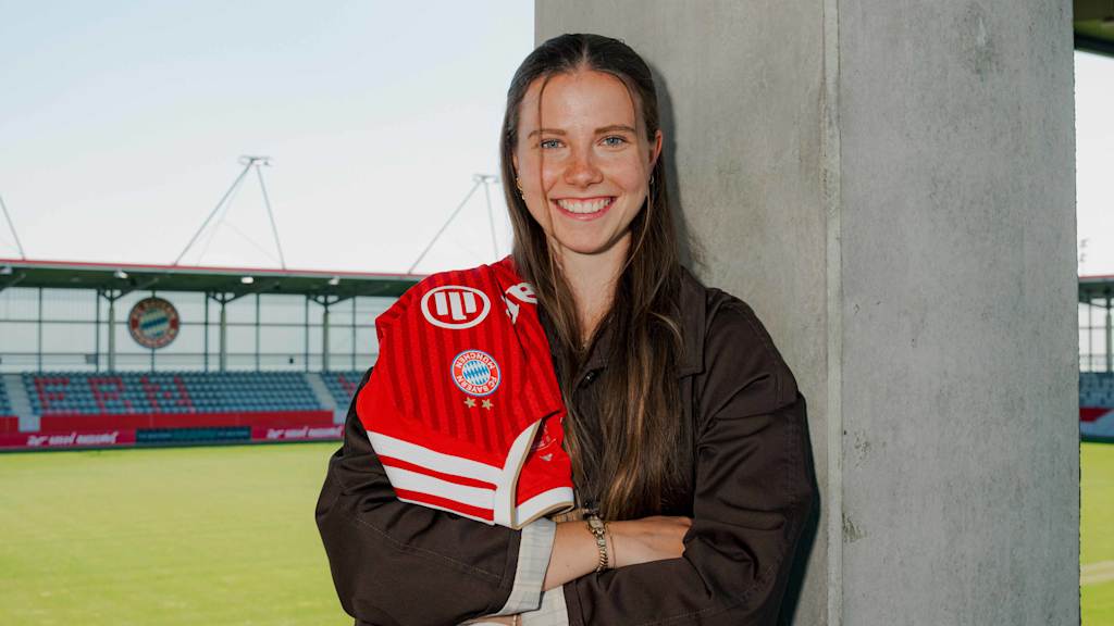 Sarah Mattner lächelnd in der Spielstätte am FC Bayern Campus.