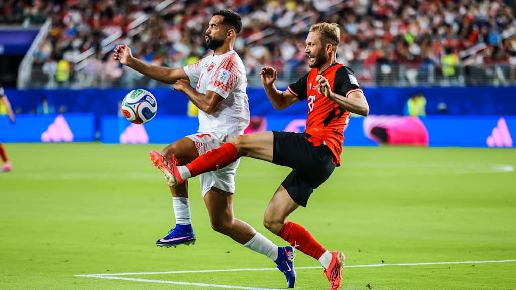 Konrad Laimer im Zweikampf um den Ball mit einem jordanischen Spieler