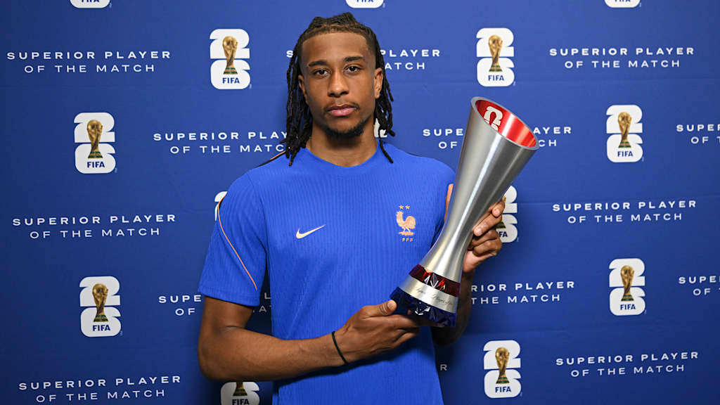Michael Olise mit der Man of the Match Trophäe nach dem WM-Spiel Frankreich gegen Senegal