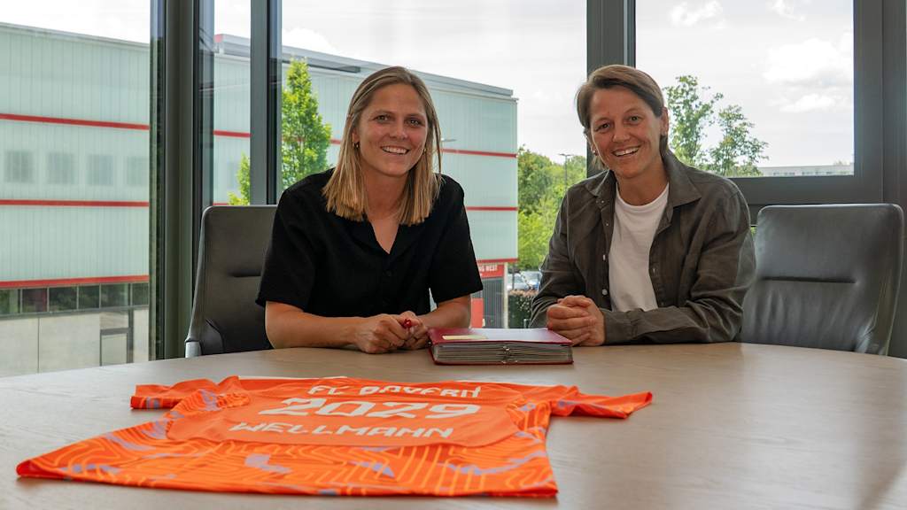 Anna Wellmann und Bianca Rech bei der Vertragsunterzeichung.