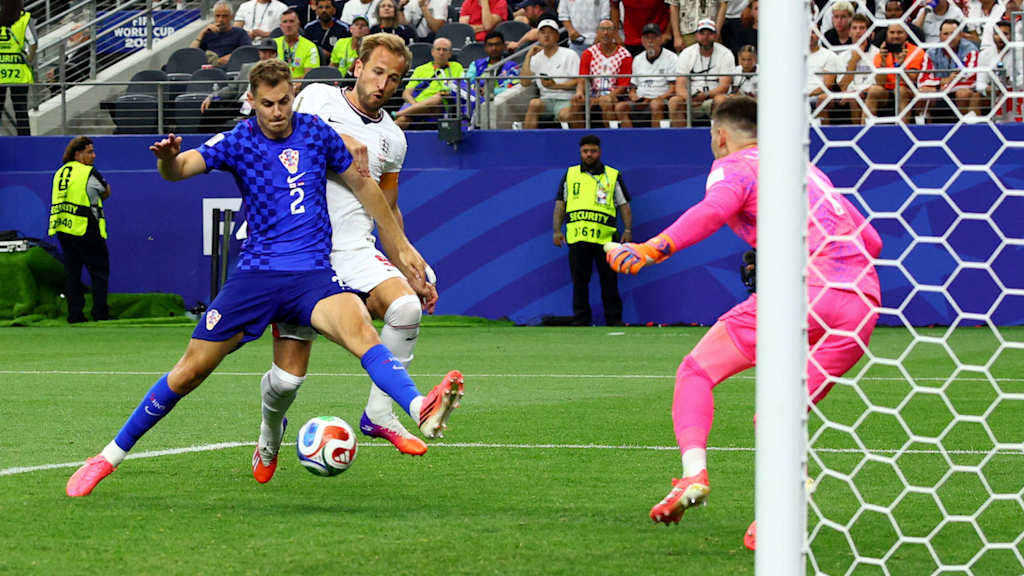 Josip Stanisic und Harry Kane im Zweikampf im WM-Spiel zwischen Kroatien und England