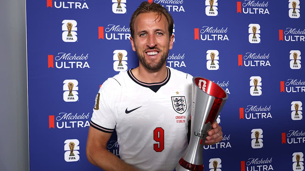 Harry Kane mit der Trophäe für den Man of the Match des WM-Spiels England - Kroatien