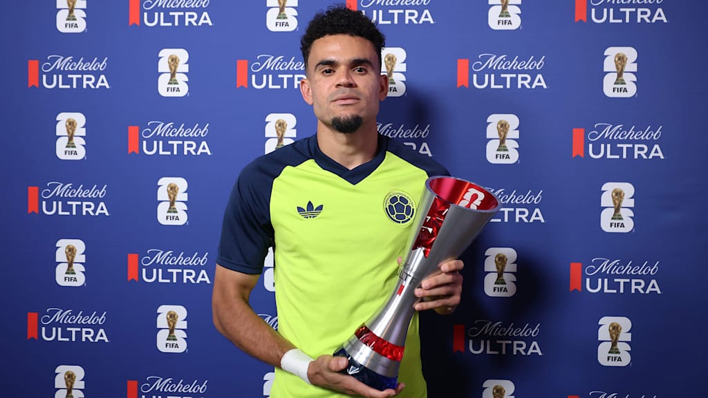Luis Diaz mit der Trophäe des Man of the Match des WM-Spiels Kolumbien Usbekistan