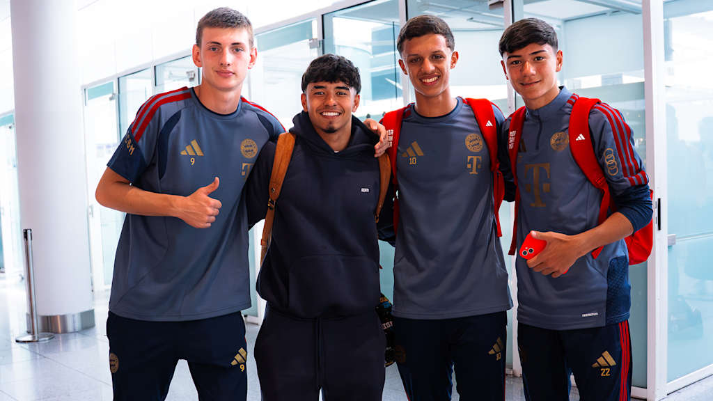 Maycon Cardozo (2.v.l.) und Heitor Almeida (2.v.r) am Münchner Flughafen