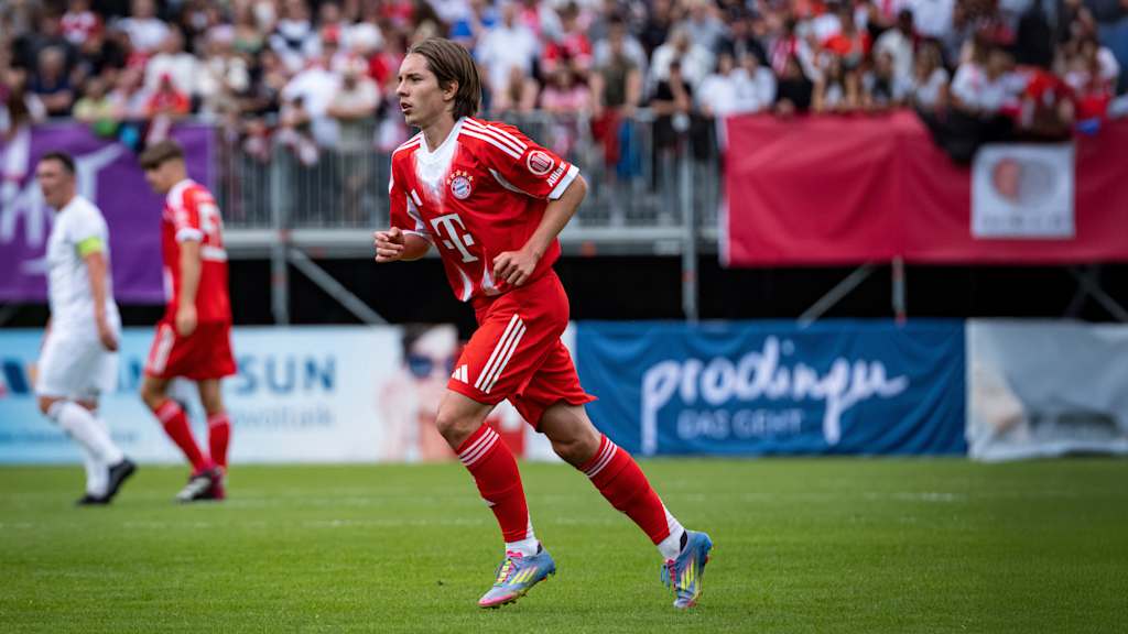 Bogdan Olychenko läuft im Heimtrikot des FC Bayern über den Platz