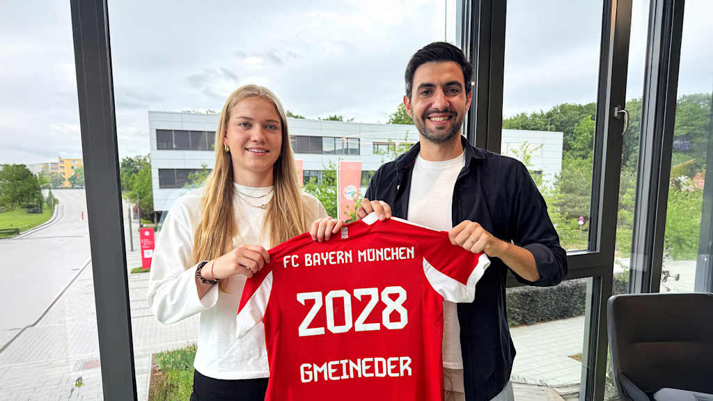 Francisco De Sá Fardilha und Marie Gmeineder bei der Vertragsunterzeichnung am FC Bayern Campus.