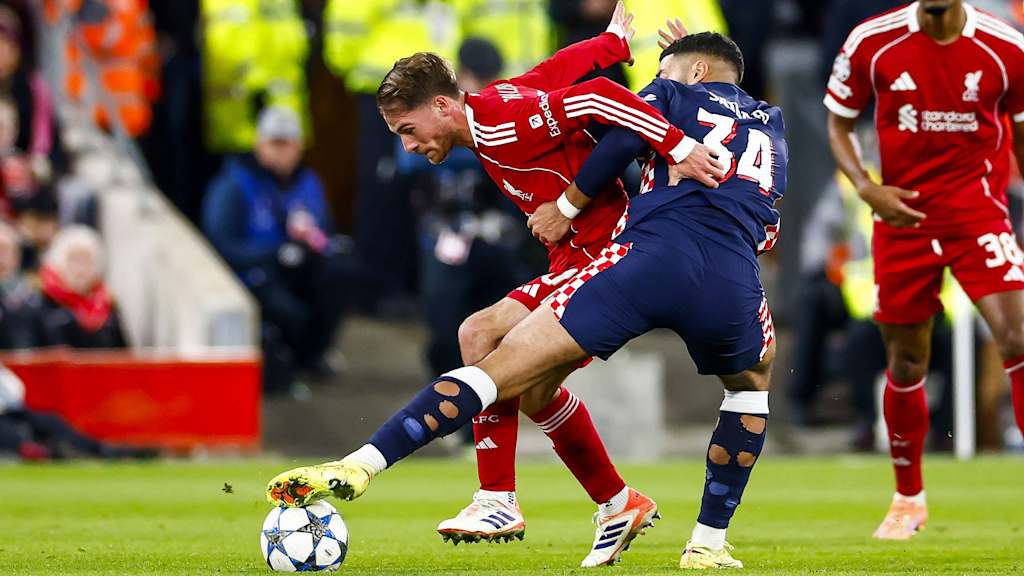 Ismael Saibari führt einen Zweikampf im Spiel zwischen PSV Eindhoven und Marokko.
