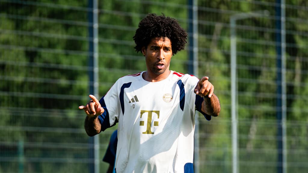 Dante deutet mit seinen Fingern.