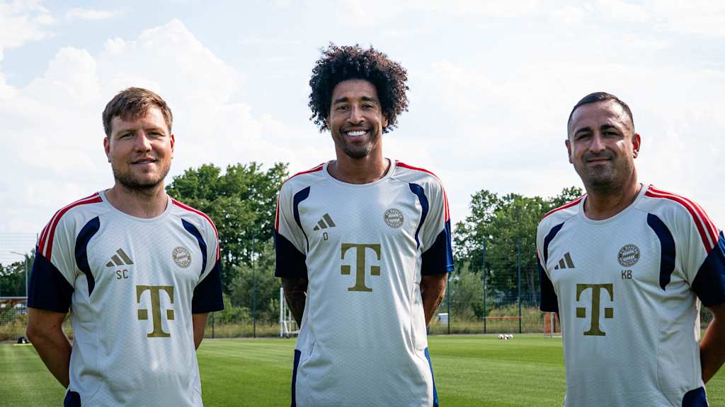 Christian Ströbel (li.), Dante (mi.) und Babak Keyhanfar (re.) posieren für ein Gruppenfoto.