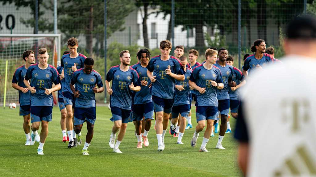 Die FC Bayern Amateure laufen als Team eine Runde.