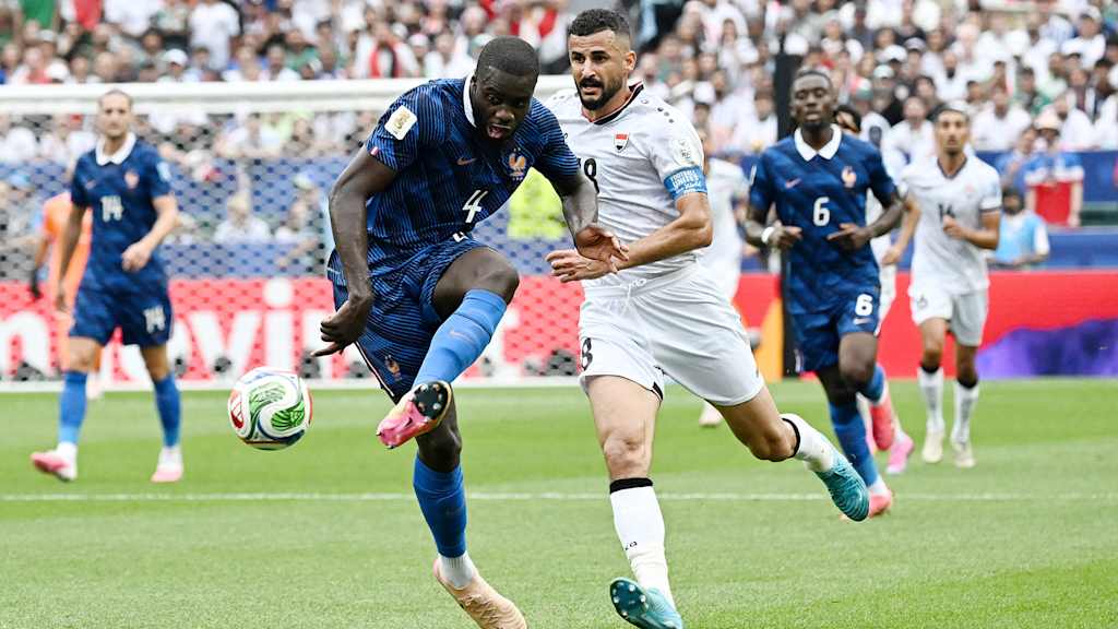 Dayot Upamecano im Zweikampf beim WM-Speil der Franzosen gegen den Irak