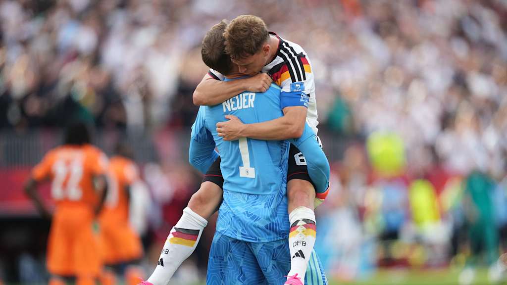 Joshua Kimmich und Manuel Neuer umarmen sich nach dem Sieg gegen die Elfenbeinküste
