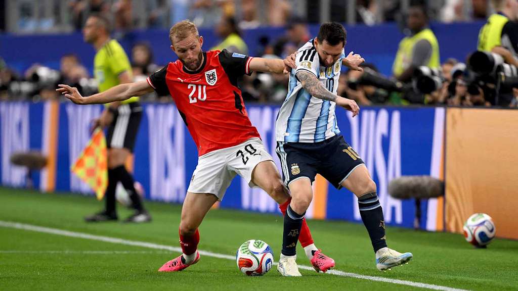 Konrad Laimer im Zweikampf mit Lionel Messi beim WM-Spiel Österreich gegen Argentinien