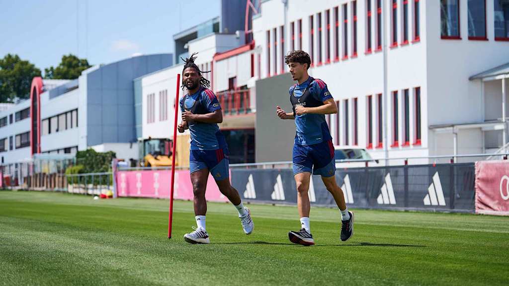 Serge Gnabry und David Santos Daiber laufen auf dem Trainingsplatz des FC Bayern