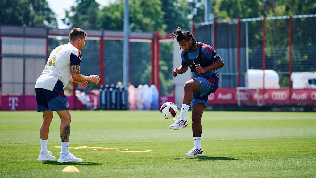 Serge Gnabry spielt einen Ball mit dem Fuß zu Simon Martinello