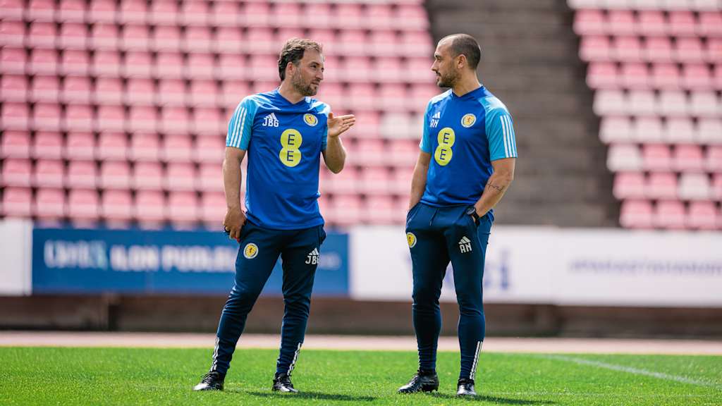 José Barcala und Adrian Negro im Austausch während einer Einheit der schottischen Nationalmannschaft.