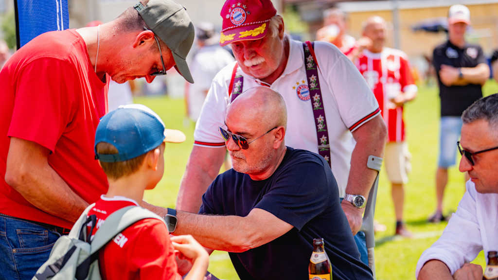 Raimond Aumann schreibt Autogramme für Fans