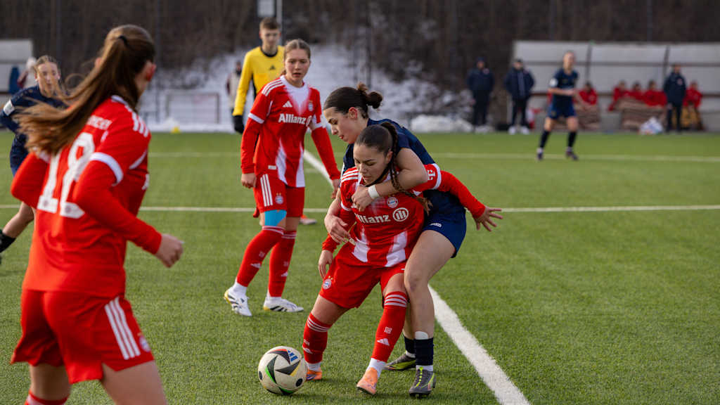 Eine Spielerin der U17 der FC Bayern Frauen behauptet den Ball.