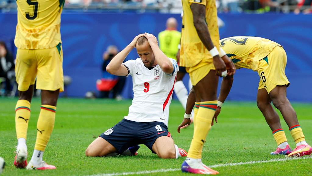 Harry Kane se sienta decepcionado en el suelo tras fallar una ocasión clara de gol.