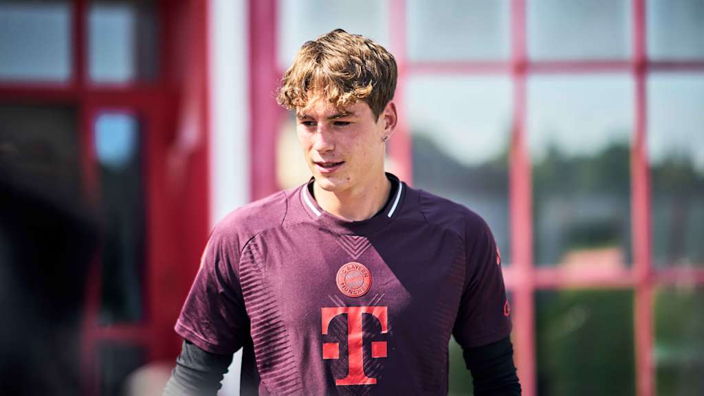 Max Schmitt schaut nach links.