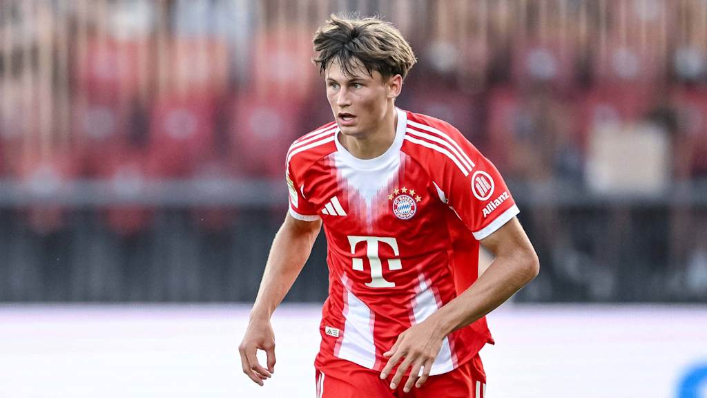 Magnus Dalpiaz im roten Bayern-Trikot blickt auf.