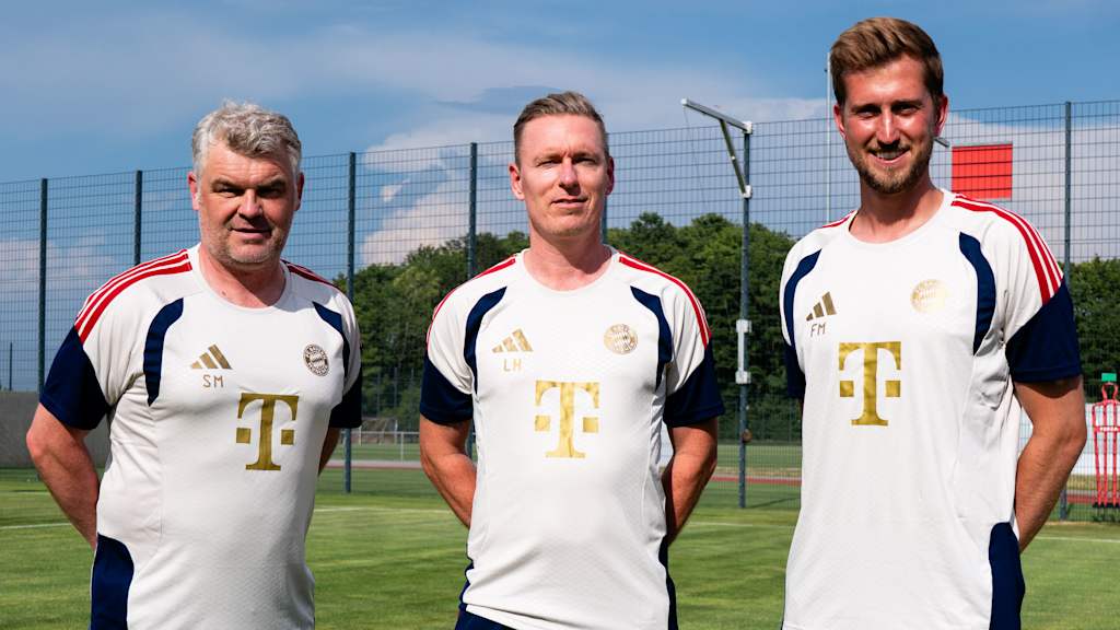 Das Trainerteam der U19 posiert am Campus.