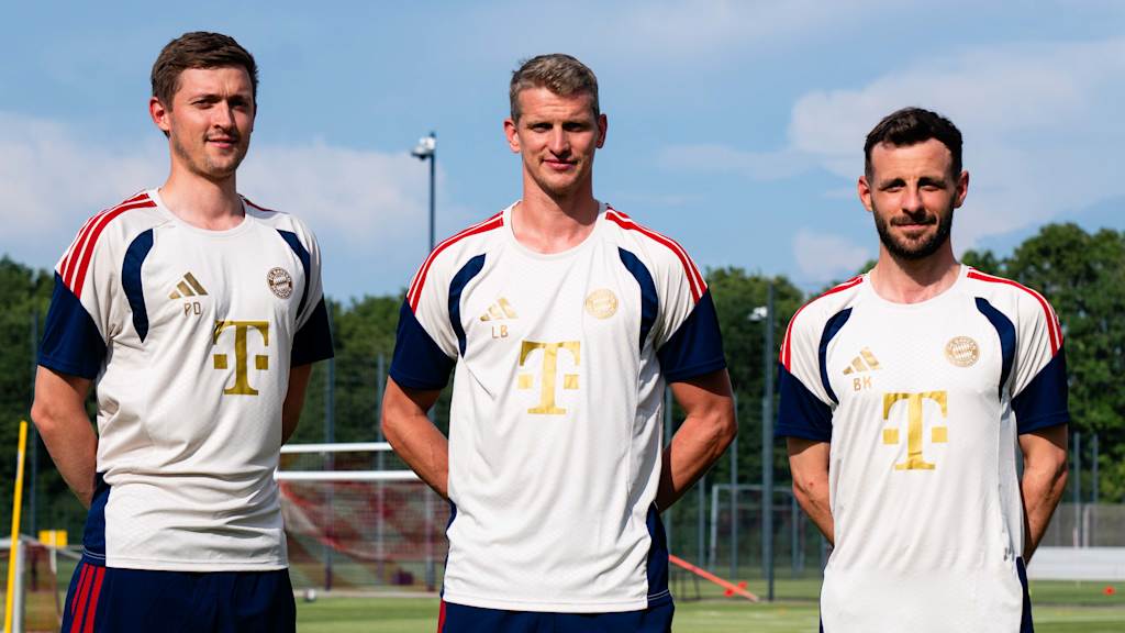 Das Trainerteam der U17 posiert am Campus.