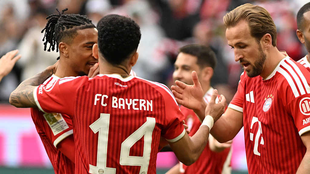 Michael Olise, Luias Diaz und Harry Kane jubeln gemeinsam nach einem Tor des FC Bayern in der Bundesliga