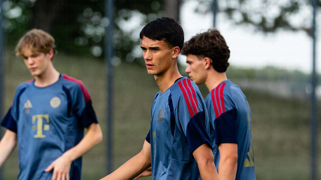 Die U17 im ersten Training der Saison am Rasen am Campus.