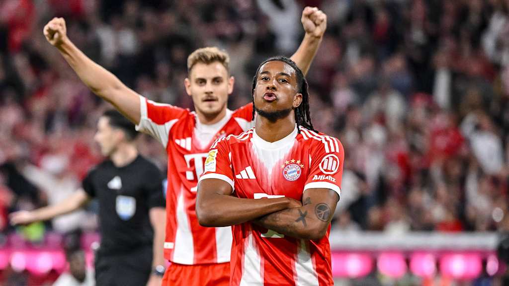 Michael Olise jubelt nach einem Tor in der Bundesliga gegen RB Leipzig mit verschränkten Armen