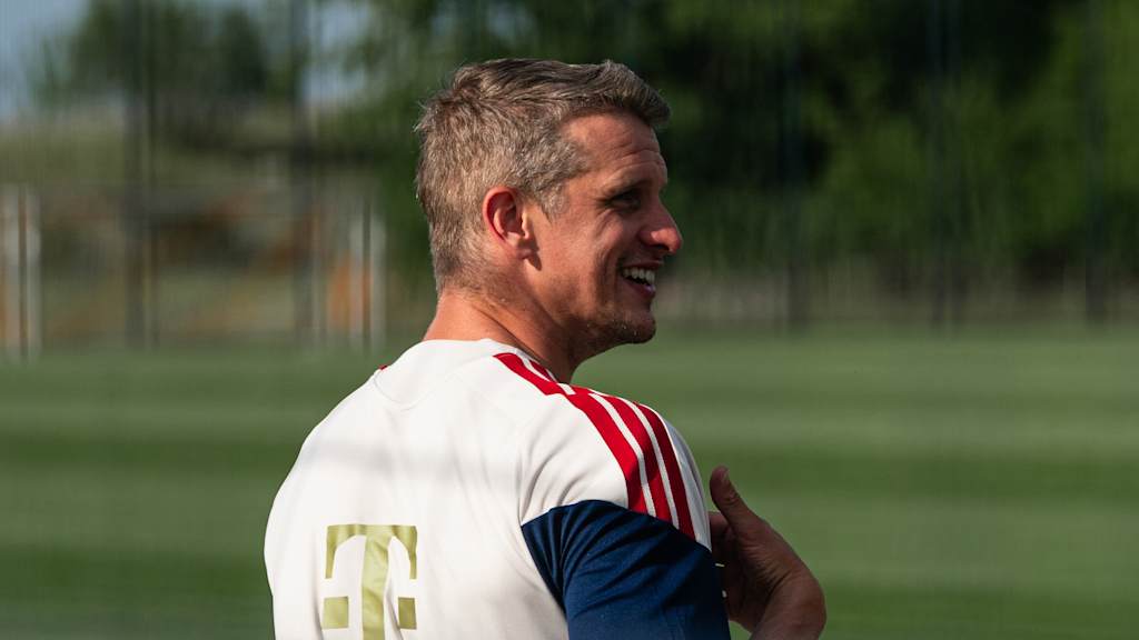 Lars Bender lacht und deutet auf seine Brust.
