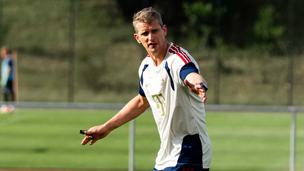 Lars Bender gestikuliert im U17-Training mit seinen Armen.