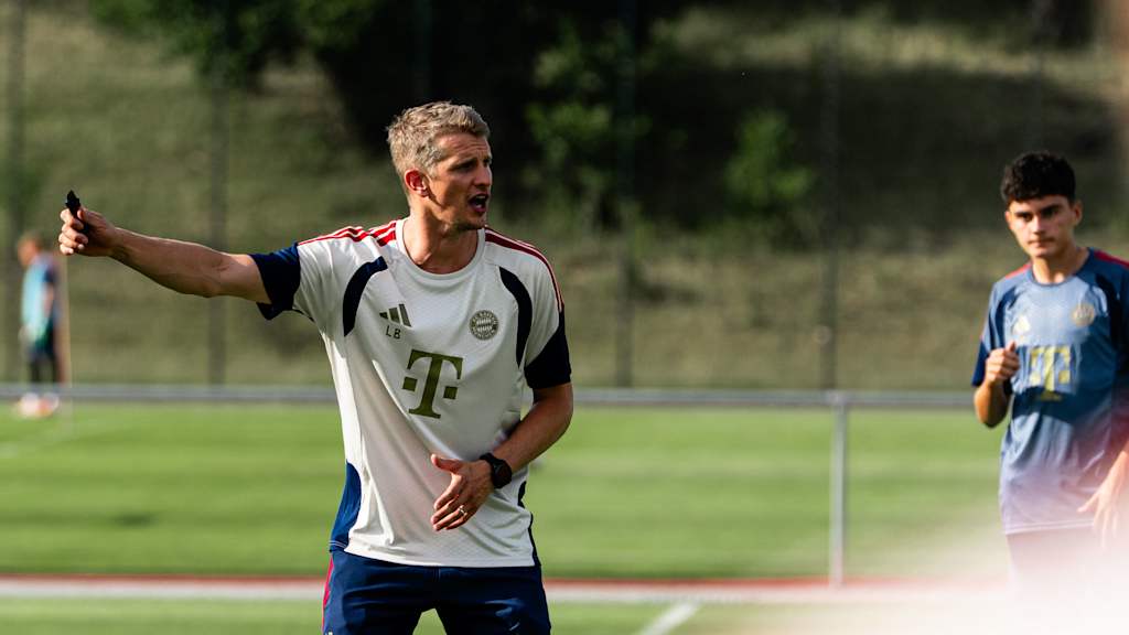 Lars Bender gestikuliert mit seinem Arm.