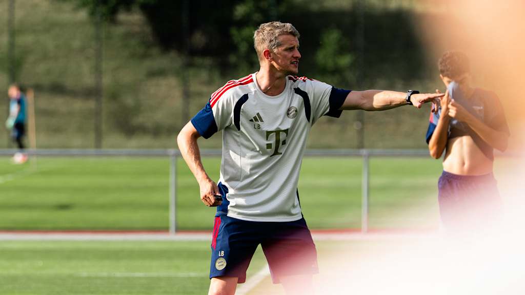 Lars Bender deutet mit seinem linken Arm.